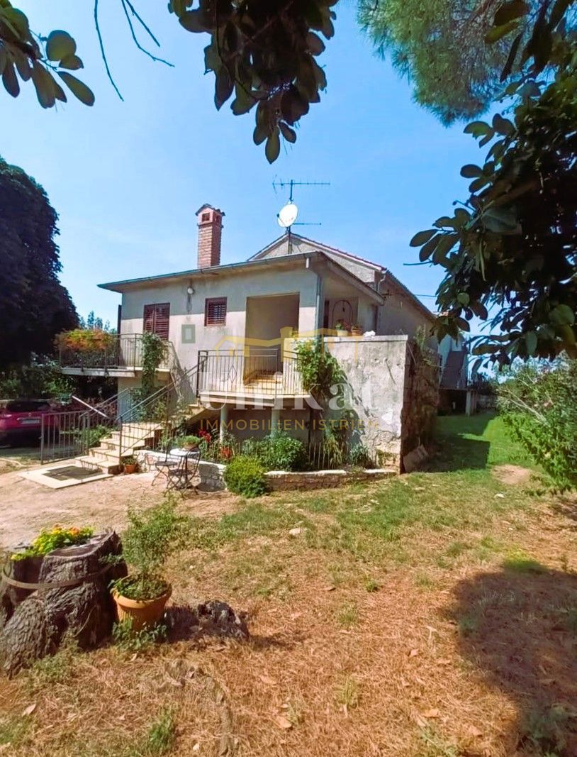 Kamnita dvojna hiša vseljiva, za obnovo